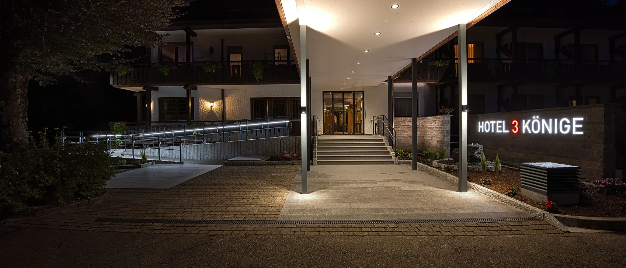 Handlauflicht, Lichthandlauf, CROSO, Feldmann, Wolfsgruber, Edelstahlhandlauf mit LED, Handlaufbeleuchtung, LED Handlauf, LED Modul, 12V LED Beleuchtung, LED-Systemhandläufe, LED Systemhandläufe, 24V Gleichspannung, Notbeleuchtung gemäß DIN EN 1838, LED Handlaufset (IP67), Schutzart IP67, Dimmbar, Salznebelbeständig, Ausstrahlungswinkel, Flexibilität, Farbtemperatur (kalt, warmweiß, RGB Multicolor), hochgradig UV beständig, Kunststoffabdeckung, Transmissionsgrad 85%, Connectsystem, Inventronics LED Linien Linearlight Flex Protect, Optotronic OT, Oti DALI, Handlaufträger, Pfostenmontage, Rohrstütze, 3000 K, 4000 K, 5000 K, asymetrische Lichtverteilung, MID Power LED, SK III, Glas Marte, Plarol, Südmetall, Onlevel, Lazortrack,