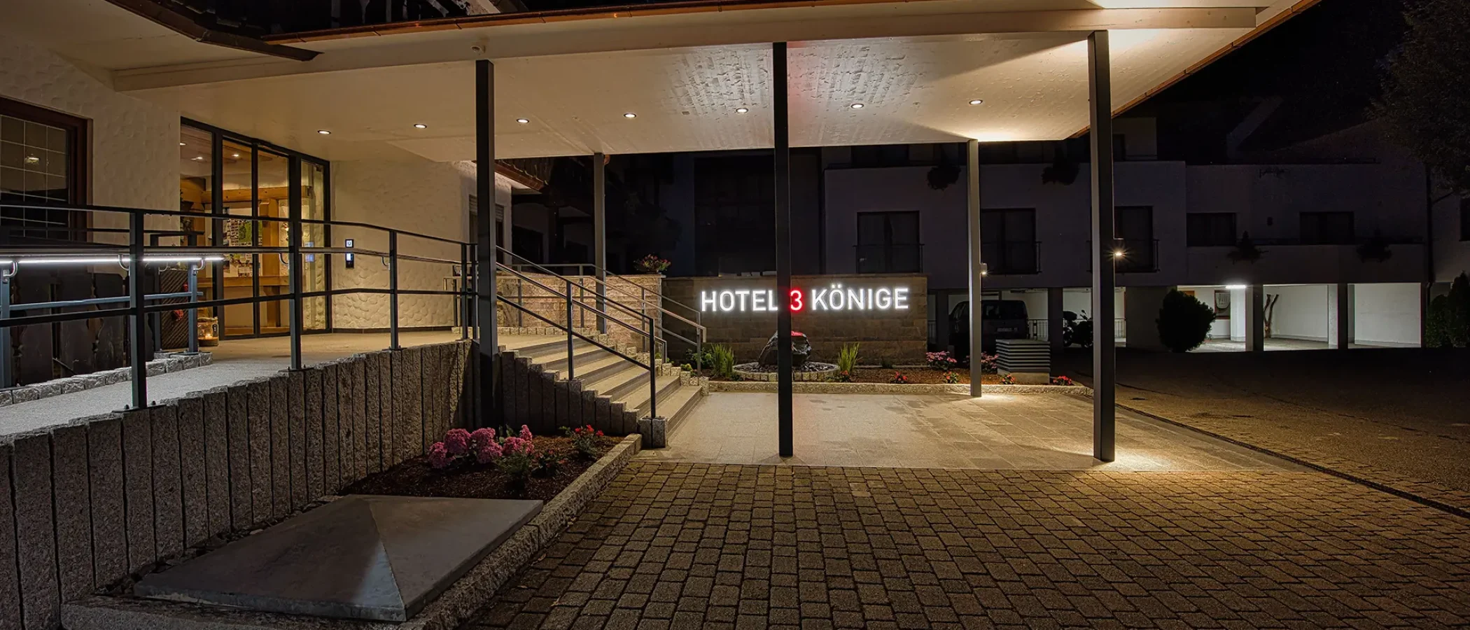 Handlauflicht, Lichthandlauf, CROSO, Feldmann, Wolfsgruber, Edelstahlhandlauf mit LED, Handlaufbeleuchtung, LED Handlauf, LED Modul, 12V LED Beleuchtung, LED-Systemhandläufe, LED Systemhandläufe, 24V Gleichspannung, Notbeleuchtung gemäß DIN EN 1838, LED Handlaufset (IP67), Schutzart IP67, Dimmbar, Salznebelbeständig, Ausstrahlungswinkel, Flexibilität, Farbtemperatur (kalt, warmweiß, RGB Multicolor), hochgradig UV beständig, Kunststoffabdeckung, Transmissionsgrad 85%, Connectsystem, Inventronics LED Linien Linearlight Flex Protect, Optotronic OT, Oti DALI, Handlaufträger, Pfostenmontage, Rohrstütze, 3000 K, 4000 K, 5000 K, asymetrische Lichtverteilung, MID Power LED, SK III, Glas Marte, Plarol, Südmetall, Onlevel, Lazortrack,