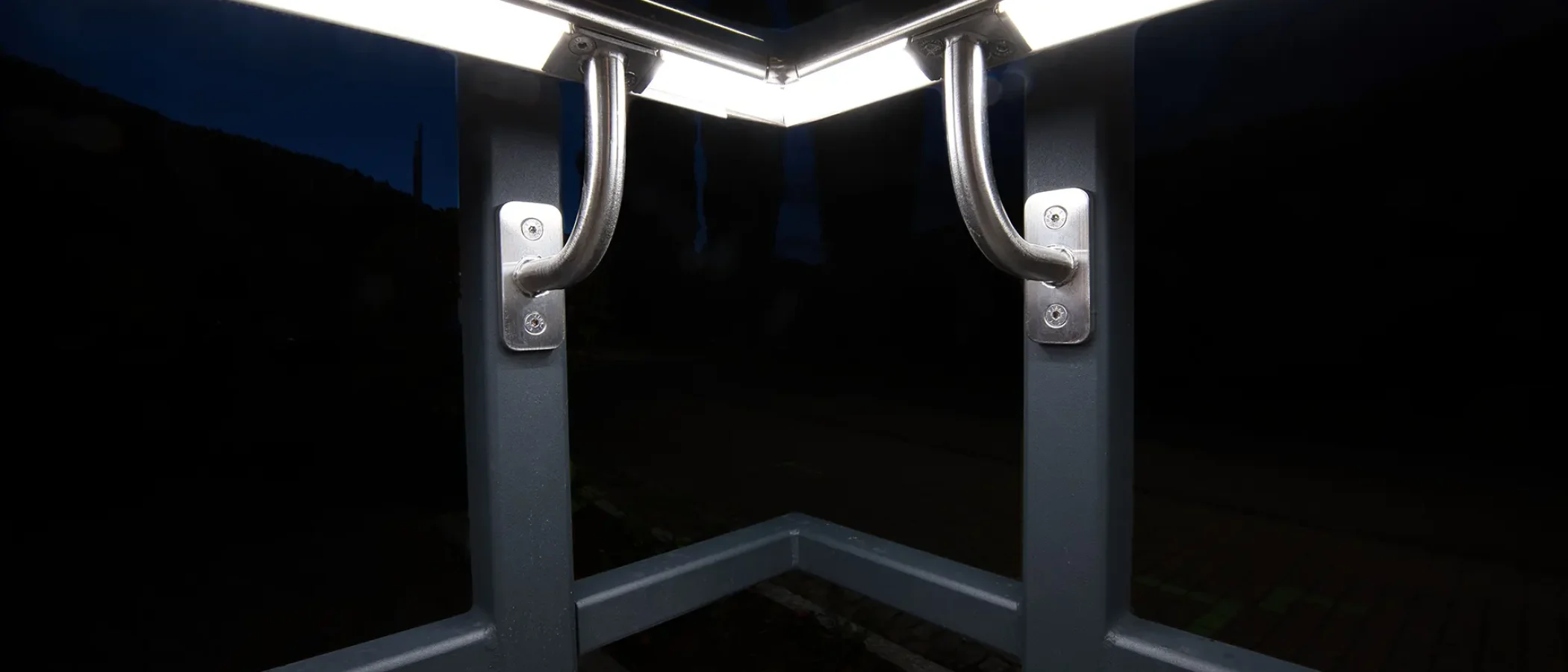 Handlauflicht, Lichthandlauf, CROSO, Feldmann, Wolfsgruber, Edelstahlhandlauf mit LED, Handlaufbeleuchtung, LED Handlauf, LED Modul, 12V LED Beleuchtung, LED-Systemhandläufe, LED Systemhandläufe, 24V Gleichspannung, Notbeleuchtung gemäß DIN EN 1838, LED Handlaufset (IP67), Schutzart IP67, Dimmbar, Salznebelbeständig, Ausstrahlungswinkel, Flexibilität, Farbtemperatur (kalt, warmweiß, RGB Multicolor), hochgradig UV beständig, Kunststoffabdeckung, Transmissionsgrad 85%, Connectsystem, Inventronics LED Linien Linearlight Flex Protect, Optotronic OT, Oti DALI, Handlaufträger, Pfostenmontage, Rohrstütze, 3000 K, 4000 K, 5000 K, asymetrische Lichtverteilung, MID Power LED, SK III, Glas Marte, Plarol, Südmetall, Onlevel, Lazortrack,