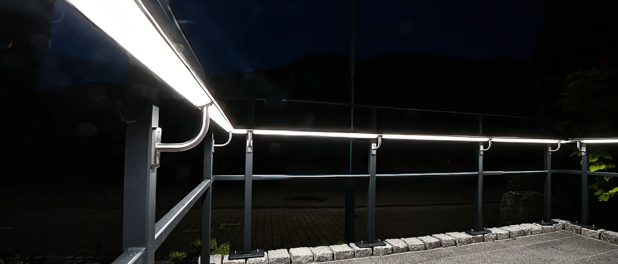 Handlauflicht, Lichthandlauf, CROSO, Feldmann, Wolfsgruber, Edelstahlhandlauf mit LED, Handlaufbeleuchtung, LED Handlauf, LED Modul, 12V LED Beleuchtung, LED-Systemhandläufe, LED Systemhandläufe, 24V Gleichspannung, Notbeleuchtung gemäß DIN EN 1838, LED Handlaufset (IP67), Schutzart IP67, Dimmbar, Salznebelbeständig, Ausstrahlungswinkel, Flexibilität, Farbtemperatur (kalt, warmweiß, RGB Multicolor), hochgradig UV beständig, Kunststoffabdeckung, Transmissionsgrad 85%, Connectsystem, Inventronics LED Linien Linearlight Flex Protect, Optotronic OT, Oti DALI, Handlaufträger, Pfostenmontage, Rohrstütze, 3000 K, 4000 K, 5000 K, asymetrische Lichtverteilung, MID Power LED, SK III, Glas Marte, Plarol, Südmetall, Onlevel, Lazortrack,