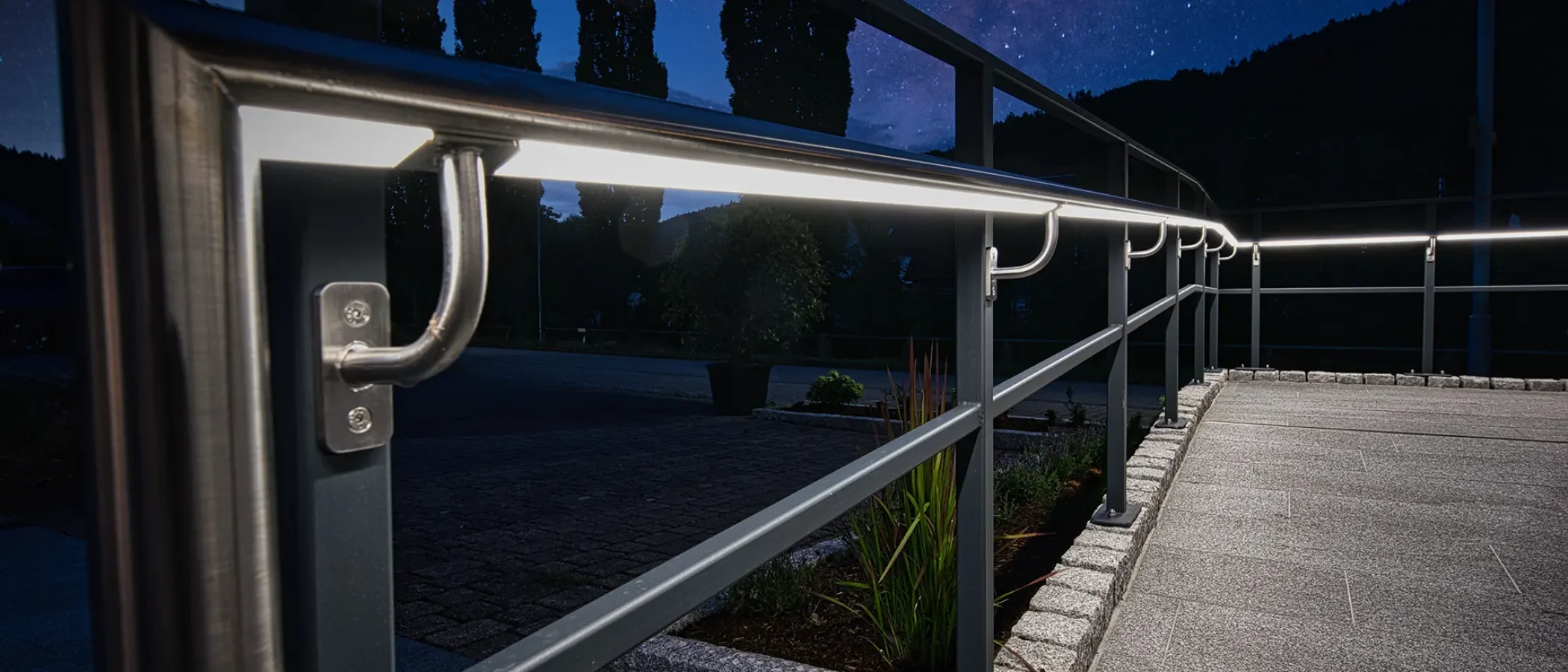 Handlauflicht, Lichthandlauf, CROSO, Feldmann, Wolfsgruber, Edelstahlhandlauf mit LED, Handlaufbeleuchtung, LED Handlauf, LED Modul, 12V LED Beleuchtung, LED-Systemhandläufe, LED Systemhandläufe, 24V Gleichspannung, Notbeleuchtung gemäß DIN EN 1838, LED Handlaufset (IP67), Schutzart IP67, Dimmbar, Salznebelbeständig, Ausstrahlungswinkel, Flexibilität, Farbtemperatur (kalt, warmweiß, RGB Multicolor), hochgradig UV beständig, Kunststoffabdeckung, Transmissionsgrad 85%, Connectsystem, Inventronics LED Linien Linearlight Flex Protect, Optotronic OT, Oti DALI, Handlaufträger, Pfostenmontage, Rohrstütze, 3000 K, 4000 K, 5000 K, asymetrische Lichtverteilung, MID Power LED, SK III, Glas Marte, Plarol, Südmetall, Onlevel, Lazortrack,