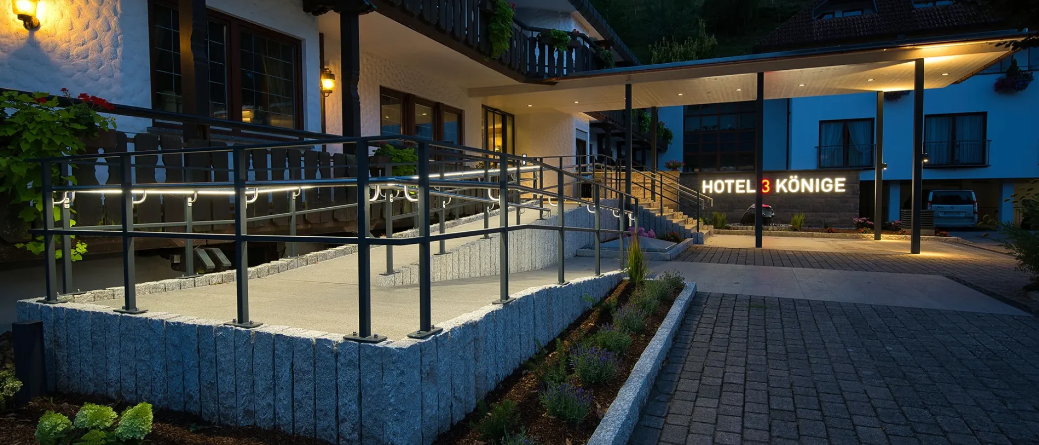 Handlauflicht, Lichthandlauf, CROSO, Feldmann, Wolfsgruber, Edelstahlhandlauf mit LED, Handlaufbeleuchtung, LED Handlauf, LED Modul, 12V LED Beleuchtung, LED-Systemhandläufe, LED Systemhandläufe, 24V Gleichspannung, Notbeleuchtung gemäß DIN EN 1838, LED Handlaufset (IP67), Schutzart IP67, Dimmbar, Salznebelbeständig, Ausstrahlungswinkel, Flexibilität, Farbtemperatur (kalt, warmweiß, RGB Multicolor), hochgradig UV beständig, Kunststoffabdeckung, Transmissionsgrad 85%, Connectsystem, Inventronics LED Linien Linearlight Flex Protect, Optotronic OT, Oti DALI, Handlaufträger, Pfostenmontage, Rohrstütze, 3000 K, 4000 K, 5000 K, asymetrische Lichtverteilung, MID Power LED, SK III, Glas Marte, Plarol, Südmetall, Onlevel, Lazortrack,