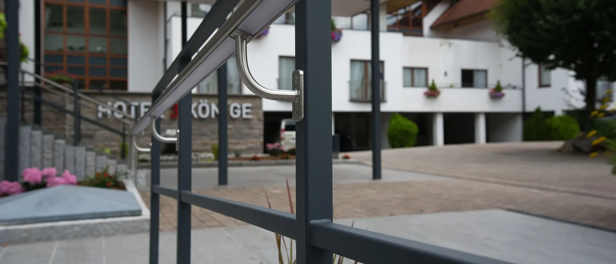 Handlauflicht, Lichthandlauf, CROSO, Feldmann, Wolfsgruber, Edelstahlhandlauf mit LED, Handlaufbeleuchtung, LED Handlauf, LED Modul, 12V LED Beleuchtung, LED-Systemhandläufe, LED Systemhandläufe, 24V Gleichspannung, Notbeleuchtung gemäß DIN EN 1838, LED Handlaufset (IP67), Schutzart IP67, Dimmbar, Salznebelbeständig, Ausstrahlungswinkel, Flexibilität, Farbtemperatur (kalt, warmweiß, RGB Multicolor), hochgradig UV beständig, Kunststoffabdeckung, Transmissionsgrad 85%, Connectsystem, Inventronics LED Linien Linearlight Flex Protect, Optotronic OT, Oti DALI, Handlaufträger, Pfostenmontage, Rohrstütze, 3000 K, 4000 K, 5000 K, asymetrische Lichtverteilung, MID Power LED, SK III, Glas Marte, Plarol, Südmetall, Onlevel, Lazortrack,