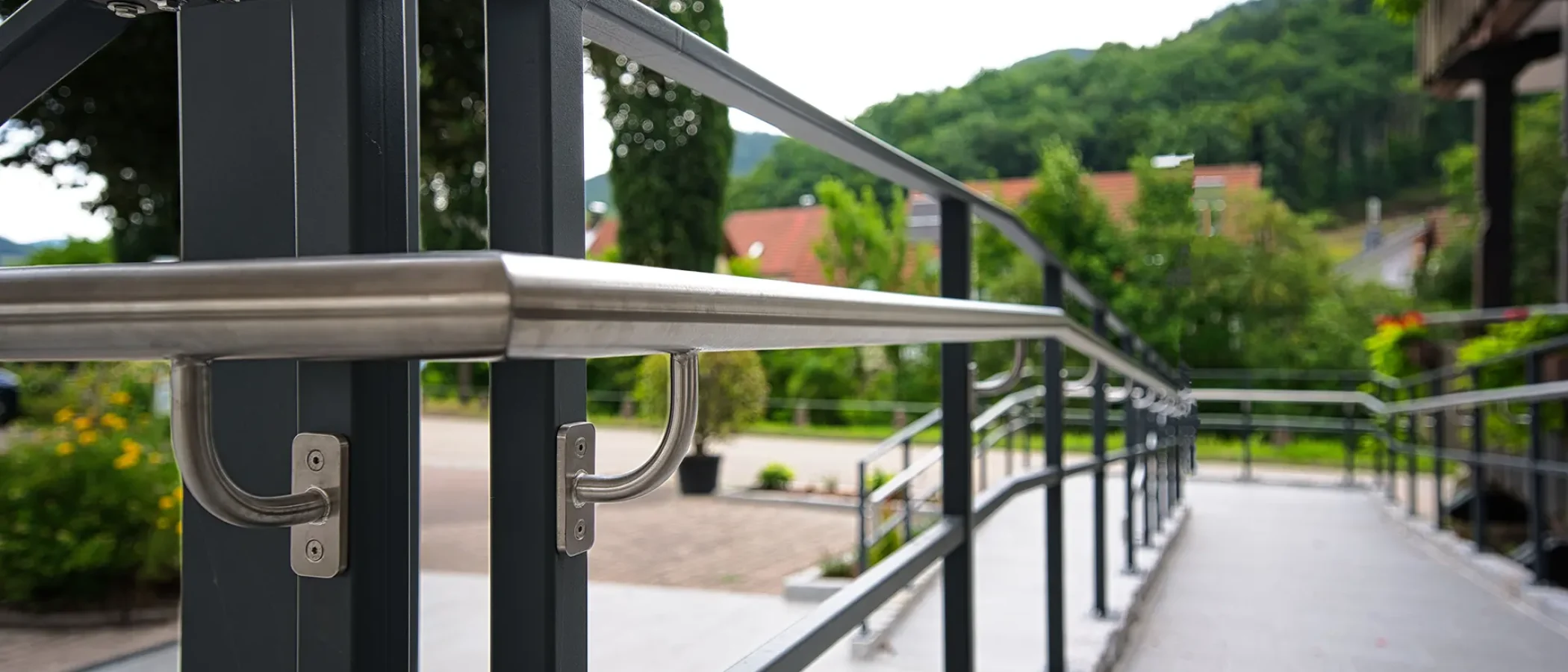 Handlauflicht, Lichthandlauf, CROSO, Feldmann, Wolfsgruber, Edelstahlhandlauf mit LED, Handlaufbeleuchtung, LED Handlauf, LED Modul, 12V LED Beleuchtung, LED-Systemhandläufe, LED Systemhandläufe, 24V Gleichspannung, Notbeleuchtung gemäß DIN EN 1838, LED Handlaufset (IP67), Schutzart IP67, Dimmbar, Salznebelbeständig, Ausstrahlungswinkel, Flexibilität, Farbtemperatur (kalt, warmweiß, RGB Multicolor), hochgradig UV beständig, Kunststoffabdeckung, Transmissionsgrad 85%, Connectsystem, Inventronics LED Linien Linearlight Flex Protect, Optotronic OT, Oti DALI, Handlaufträger, Pfostenmontage, Rohrstütze, 3000 K, 4000 K, 5000 K, asymetrische Lichtverteilung, MID Power LED, SK III, Glas Marte, Plarol, Südmetall, Onlevel, Lazortrack,