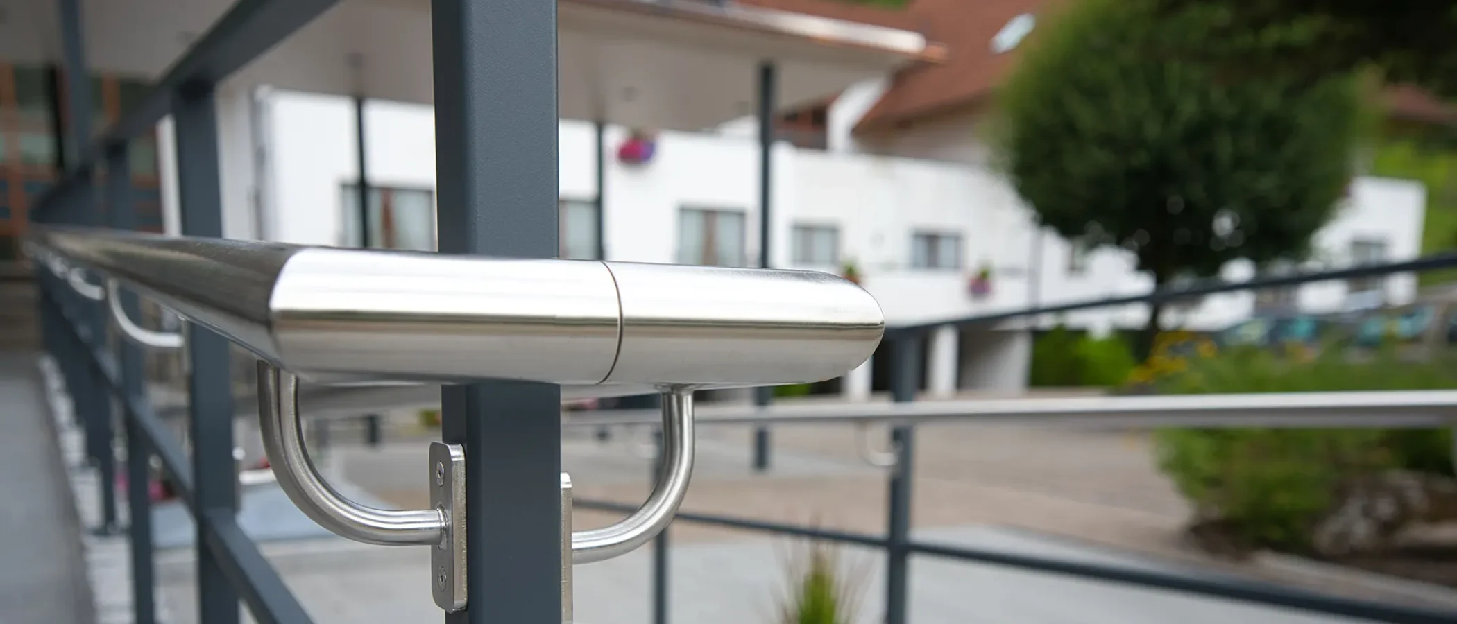 Handlauflicht, Lichthandlauf, CROSO, Feldmann, Wolfsgruber, Edelstahlhandlauf mit LED, Handlaufbeleuchtung, LED Handlauf, LED Modul, 12V LED Beleuchtung, LED-Systemhandläufe, LED Systemhandläufe, 24V Gleichspannung, Notbeleuchtung gemäß DIN EN 1838, LED Handlaufset (IP67), Schutzart IP67, Dimmbar, Salznebelbeständig, Ausstrahlungswinkel, Flexibilität, Farbtemperatur (kalt, warmweiß, RGB Multicolor), hochgradig UV beständig, Kunststoffabdeckung, Transmissionsgrad 85%, Connectsystem, Inventronics LED Linien Linearlight Flex Protect, Optotronic OT, Oti DALI, Handlaufträger, Pfostenmontage, Rohrstütze, 3000 K, 4000 K, 5000 K, asymetrische Lichtverteilung, MID Power LED, SK III, Glas Marte, Plarol, Südmetall, Onlevel, Lazortrack,