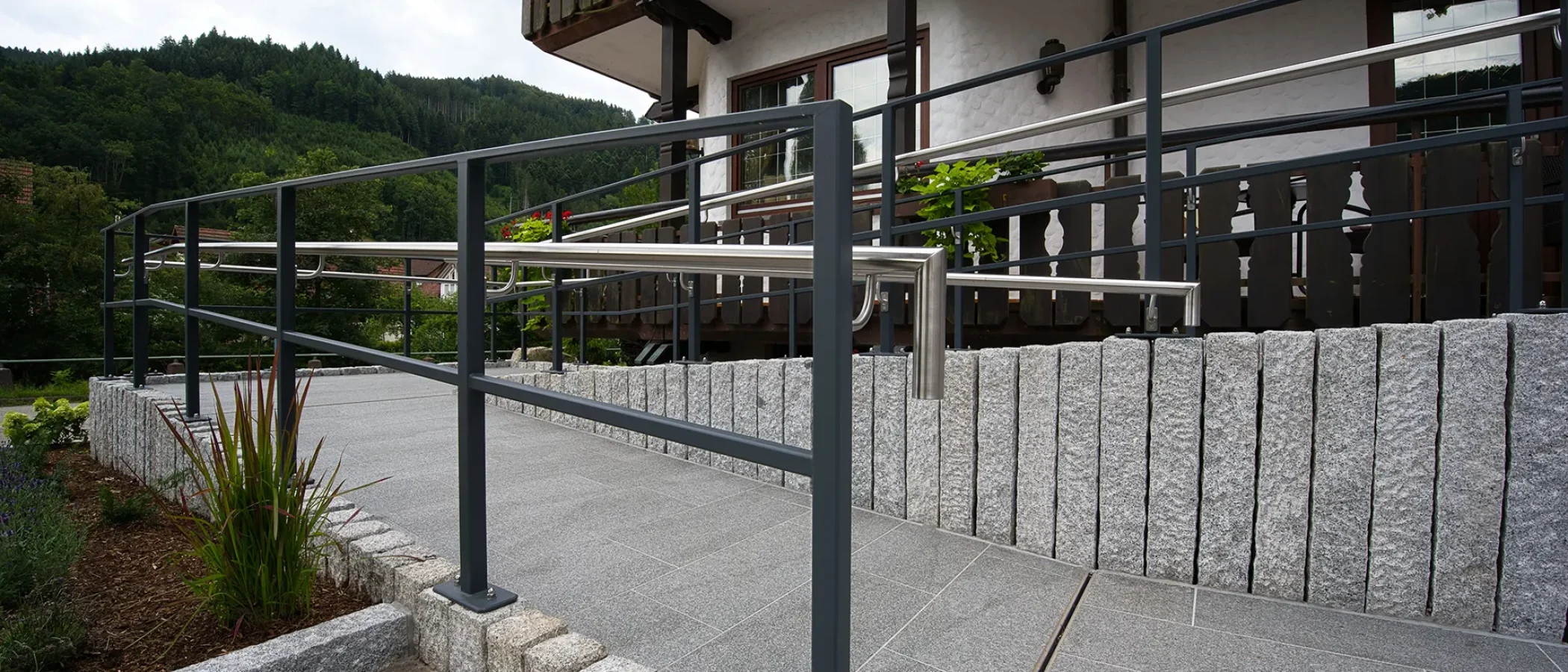 Handlauflicht, Lichthandlauf, CROSO, Feldmann, Wolfsgruber, Edelstahlhandlauf mit LED, Handlaufbeleuchtung, LED Handlauf, LED Modul, 12V LED Beleuchtung, LED-Systemhandläufe, LED Systemhandläufe, 24V Gleichspannung, Notbeleuchtung gemäß DIN EN 1838, LED Handlaufset (IP67), Schutzart IP67, Dimmbar, Salznebelbeständig, Ausstrahlungswinkel, Flexibilität, Farbtemperatur (kalt, warmweiß, RGB Multicolor), hochgradig UV beständig, Kunststoffabdeckung, Transmissionsgrad 85%, Connectsystem, Inventronics LED Linien Linearlight Flex Protect, Optotronic OT, Oti DALI, Handlaufträger, Pfostenmontage, Rohrstütze, 3000 K, 4000 K, 5000 K, asymetrische Lichtverteilung, MID Power LED, SK III, Glas Marte, Plarol, Südmetall, Onlevel, Lazortrack,