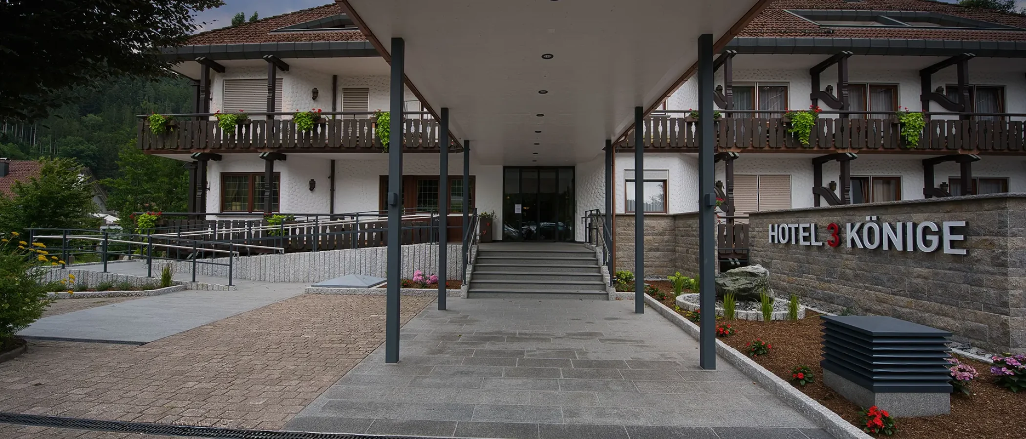 Handlauflicht, Lichthandlauf, CROSO, Feldmann, Wolfsgruber, Edelstahlhandlauf mit LED, Handlaufbeleuchtung, LED Handlauf, LED Modul, 12V LED Beleuchtung, LED-Systemhandläufe, LED Systemhandläufe, 24V Gleichspannung, Notbeleuchtung gemäß DIN EN 1838, LED Handlaufset (IP67), Schutzart IP67, Dimmbar, Salznebelbeständig, Ausstrahlungswinkel, Flexibilität, Farbtemperatur (kalt, warmweiß, RGB Multicolor), hochgradig UV beständig, Kunststoffabdeckung, Transmissionsgrad 85%, Connectsystem, Inventronics LED Linien Linearlight Flex Protect, Optotronic OT, Oti DALI, Handlaufträger, Pfostenmontage, Rohrstütze, 3000 K, 4000 K, 5000 K, asymetrische Lichtverteilung, MID Power LED, SK III, Glas Marte, Plarol, Südmetall, Onlevel, Lazortrack,